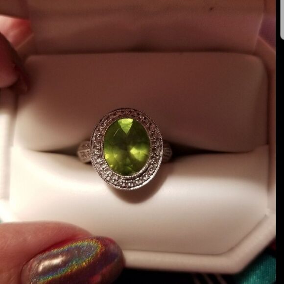 HELZBERG LIMITED EDITION PERIDOT 14KโWHITE GOLD RING!๐๐๐ - Picture 3 of 5